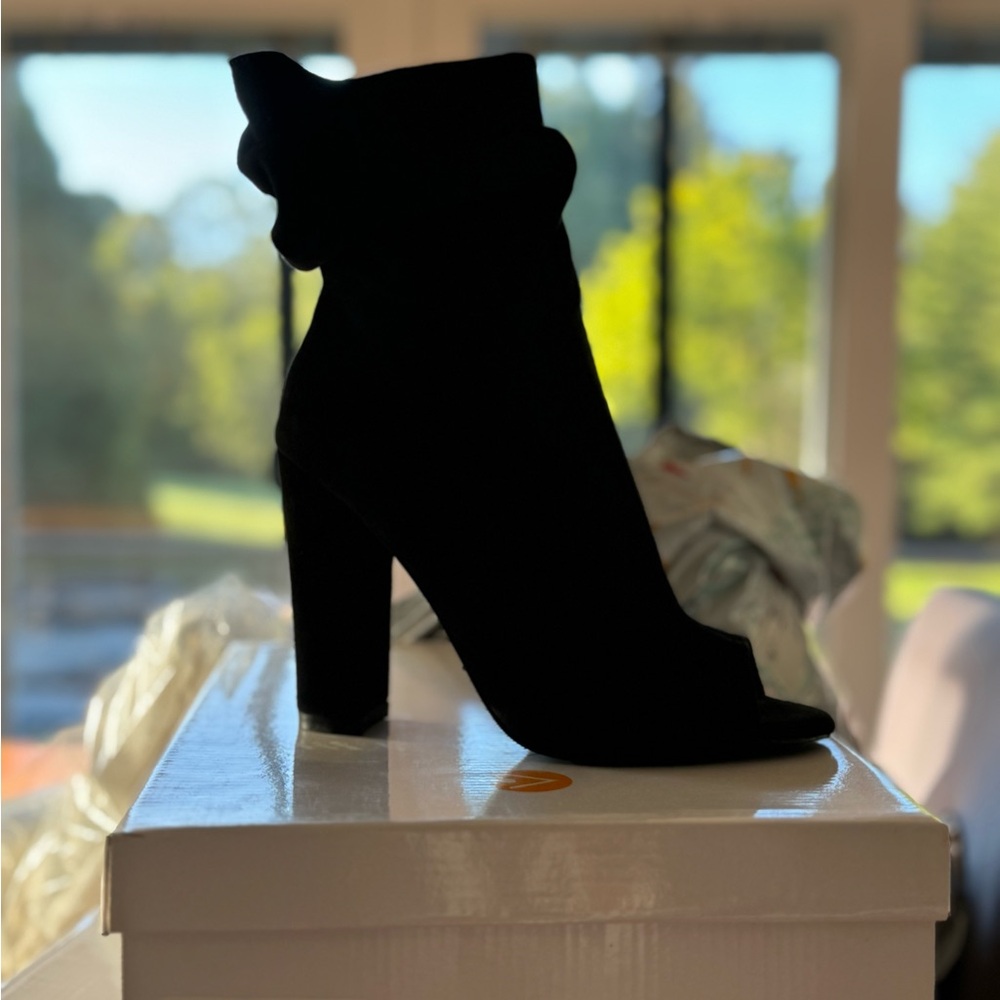 NWT Venus peep toe booties